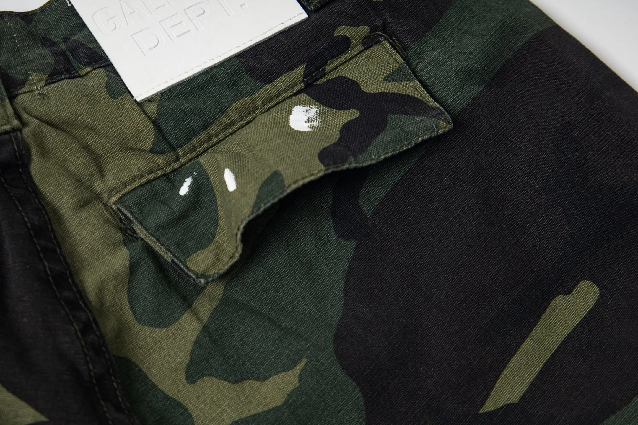 P250 Chrome Hearts Gallery 2025 new camouflage stitching multi-pocket couple bootcut jeans are a hot trend this season and are sought after by countless celebrities and fashionistas. The neat details of the cutting process add color to the playful fashion! The neat and meticulous design, and the well-fitting structure is unique. The upper body not only has outstanding recognition, but also looks younger and younger. A style with the ultimate wearing meaning and performance, gorgeous color matching, and the craftsmanship of this style is also extremely extraordinary. After the finished product is washed, it is disassembled and hand-made with sheepskin cross leather and then spliced ​​together to complete. The whole piece has too many craftsmanship to describe. It is decorated with patchwork cross flowers and high-waisted washed jeans! ! Absolutely high-end luxury product, a god-level single product, a super popular product, made by top heavy industry, a magic weapon that cannot be missed to hit the streets. Style number: 1846 Size: 28 30 32 34 36 Color: camouflage